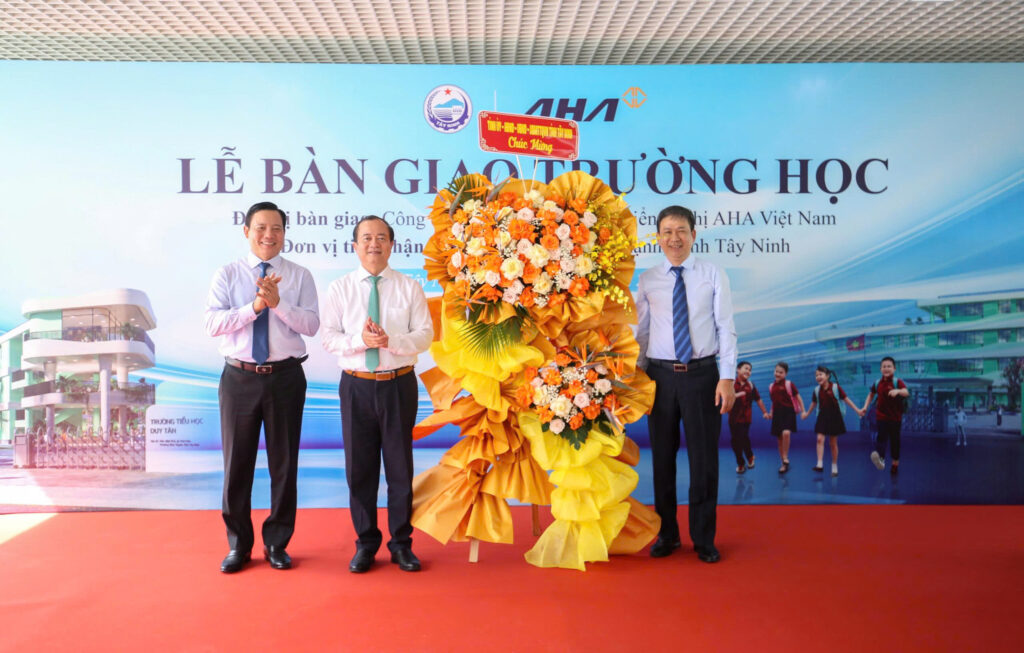 Đại diện lãnh đạo UBND tỉnh Tây Ninh tặng hoa chúc mừng các đơn vị tại Lễ bàn giao hai công trình giáo dục