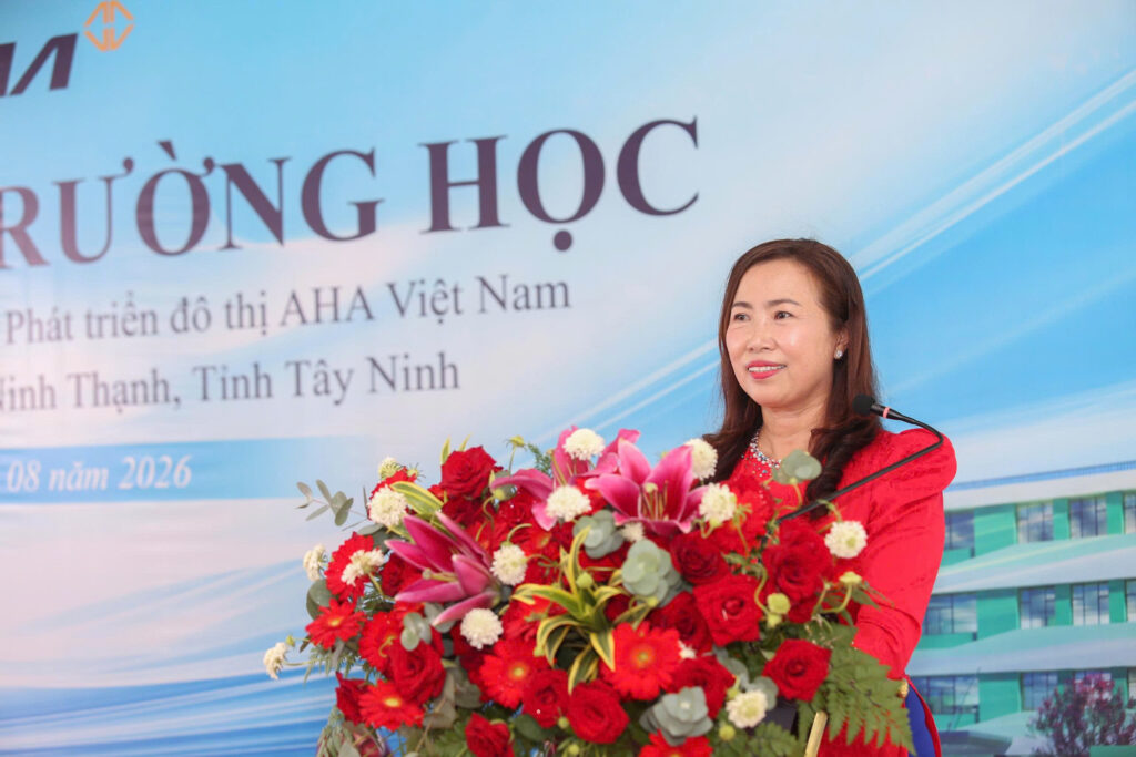 Bà Nguyễn Thị Trang, Hiệu trưởng Trường Trung học cơ sở Nguyễn Thái Học phát biểu tại buổi lễ